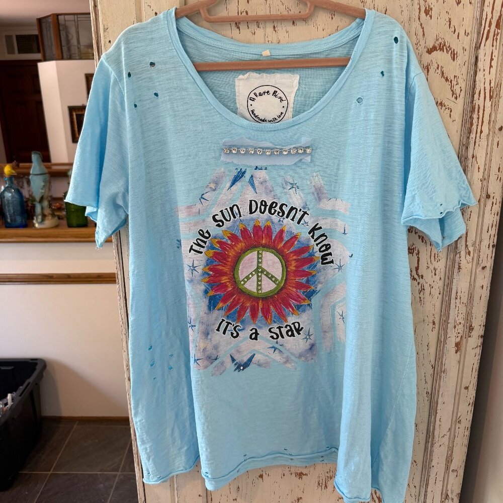 A RARE BIRD THE SUN DOESN'T KNOW ITS A STAR TEE - Picture 2 of 9